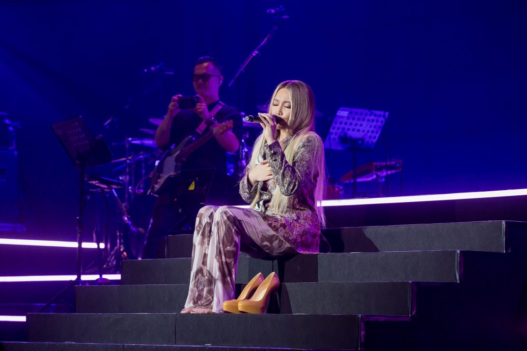 A-Lin开场就凸槌 呆站漆黑舞台10分钟