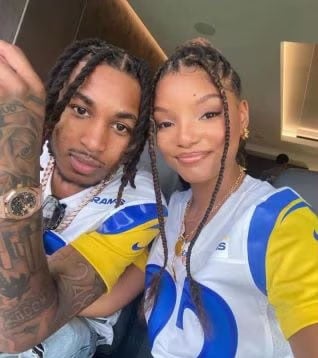 小美人鱼当妈了 晒脚丫照喜迎儿子