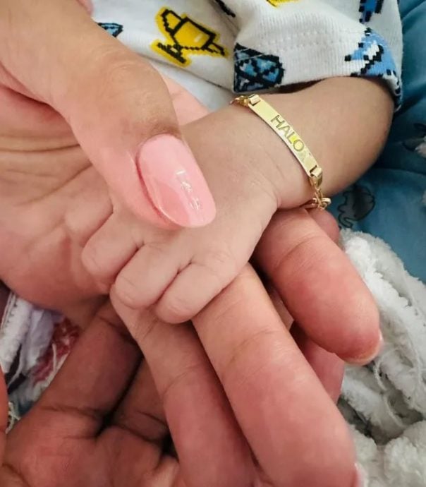 小美人鱼当妈了 晒脚丫照喜迎儿子