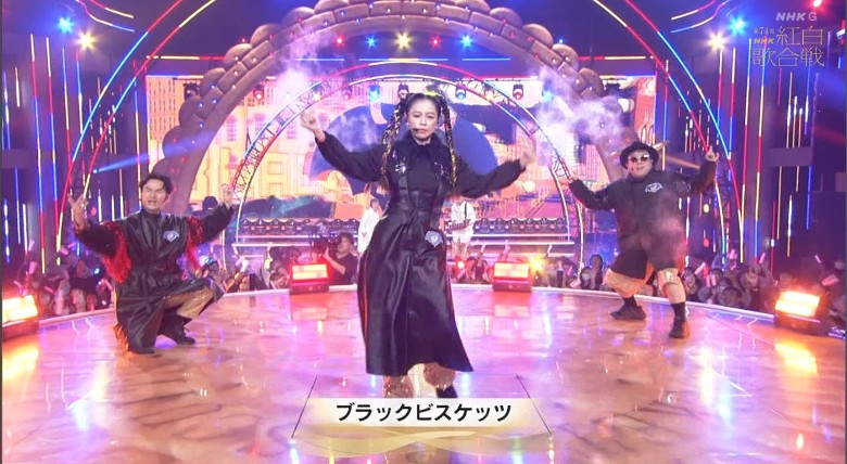 徐若瑄扎辫子登《红白》 卖力唱跳脖子青筋凸起