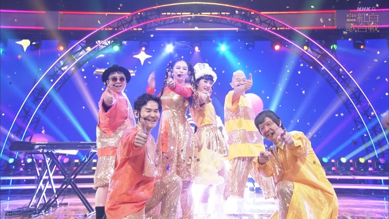 徐若瑄扎辫子登《红白》 卖力唱跳脖子青筋凸起