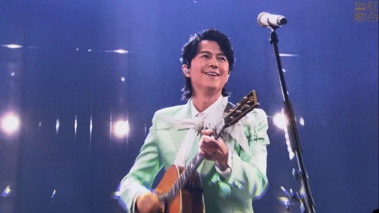 徐若瑄扎辫子登《红白》 卖力唱跳脖子青筋凸起