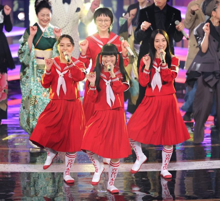 徐若瑄扎辫子登《红白》 卖力唱跳脖子青筋凸起