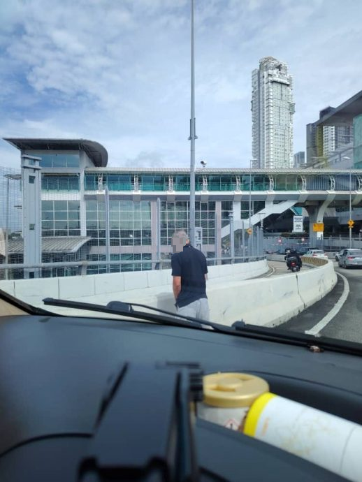 狮城车主关卡小解 网民两极化反应