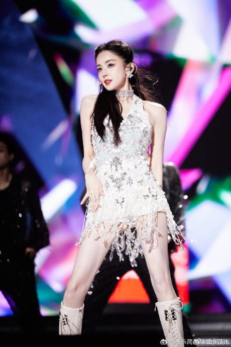 ​跨年晚会谁假唱了？白鹿赵露思被骂翻 孟子义成笑柄连夜道歉