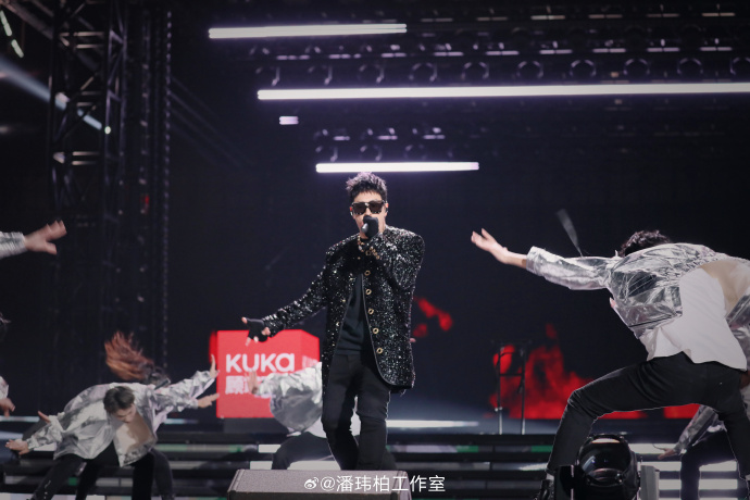 ​跨年晚会谁假唱了？白鹿赵露思被骂翻 孟子义成笑柄连夜道歉