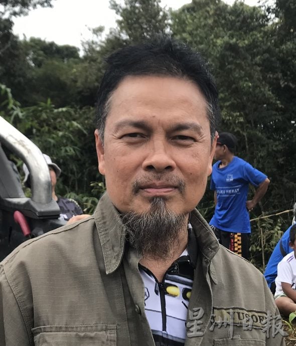 “一山不能藏二象”,疑野公象成年发情遭到象群排斥落单