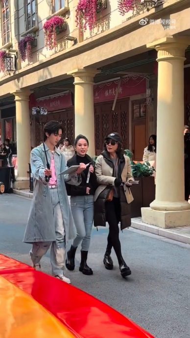 “嘉玲姐”合体“琴操姑娘”掀回忆 两大女神斗冻龄