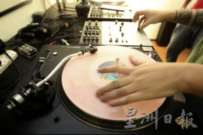 【音乐造浪者／01】音乐派对魔法师──DJ带领你一起狂欢舞起来！ 