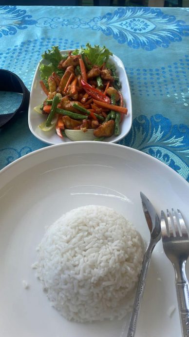 一人份黄姜炸鸡饭+冰开水RM24 网民：简直是云顶食物价格！