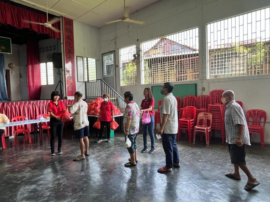 万里望将军庙派发恩物 300人开心捧米粮回家