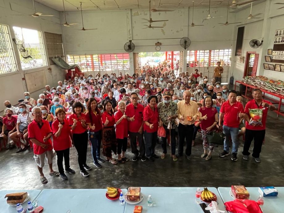 万里望将军庙派发恩物 300人开心捧米粮回家