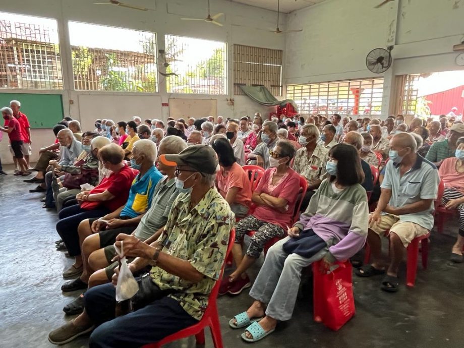 万里望将军庙派发恩物 300人开心捧米粮回家