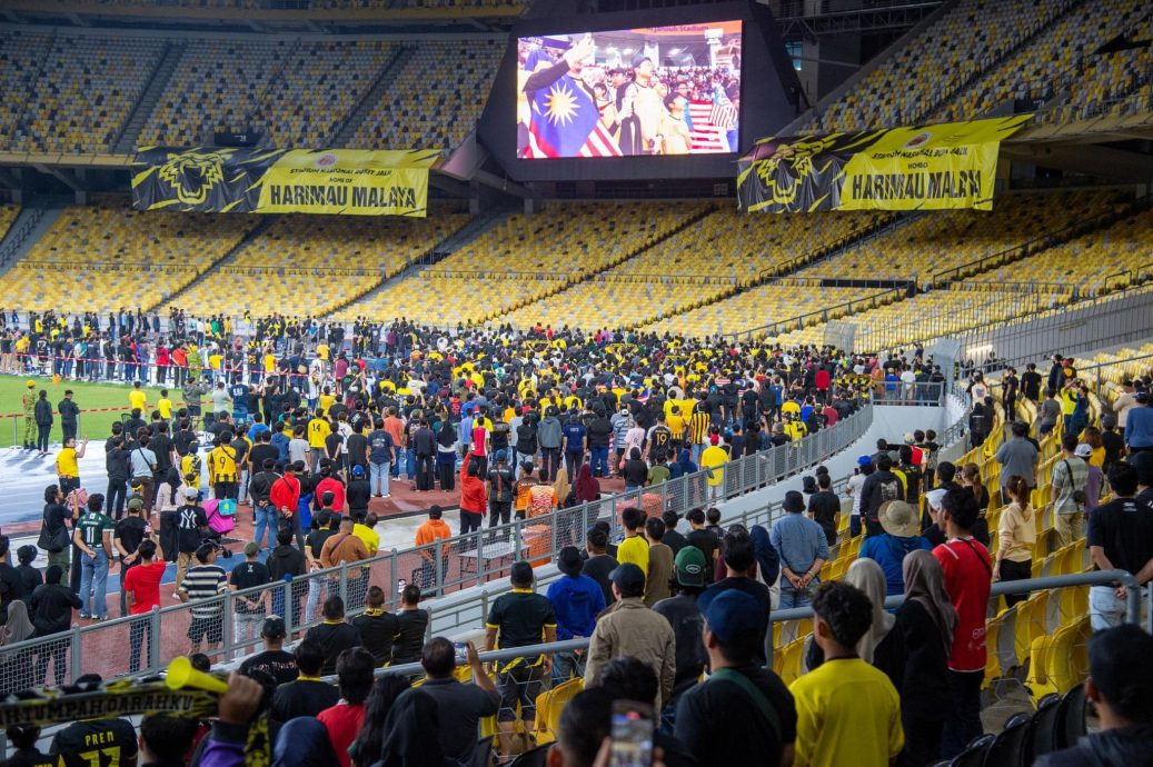 上千球迷熬夜集聚国家体育场  “一起为马来亚虎打气！”