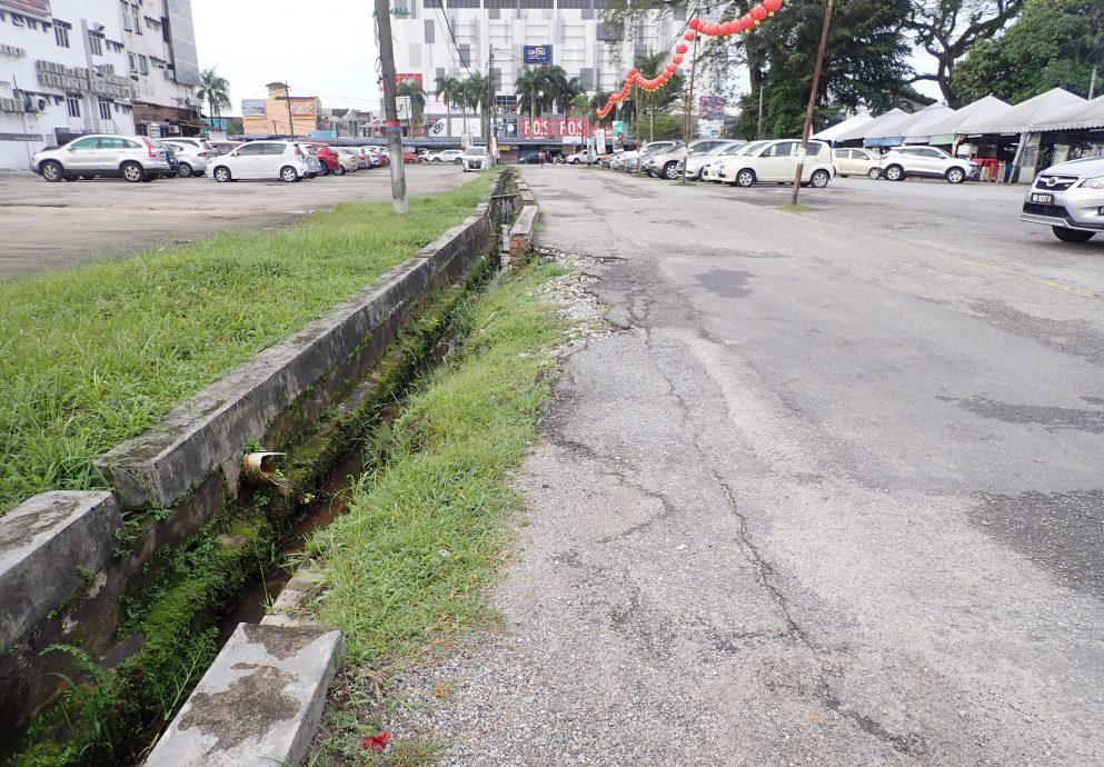 不夜天公市临时营业地点前 沟壁崩坍须速修