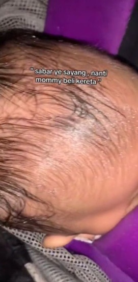 不忍女婴受风吹雨打 母心疼：一定会买车