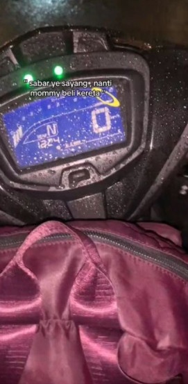 不忍女婴受风吹雨打 母心疼：一定会买车