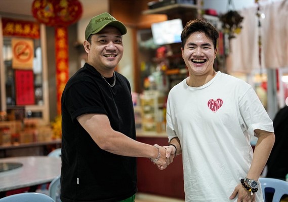 与偶像古健杰一起吃榴梿 梁伟铿化身“小迷弟”