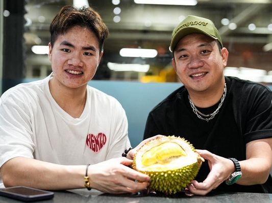 与偶像古健杰一起吃榴梿 梁伟铿化身“小迷弟”