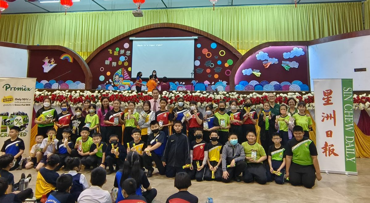 东：“学生阅报计划”系列活动之“有奖填字游戏—走入校园”列车开抵中彭区