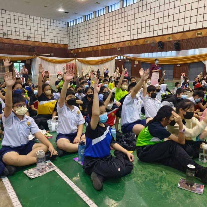 东:“学生阅报计划”系列活动之“有奖填字游戏—走入校园”列车开抵中彭区