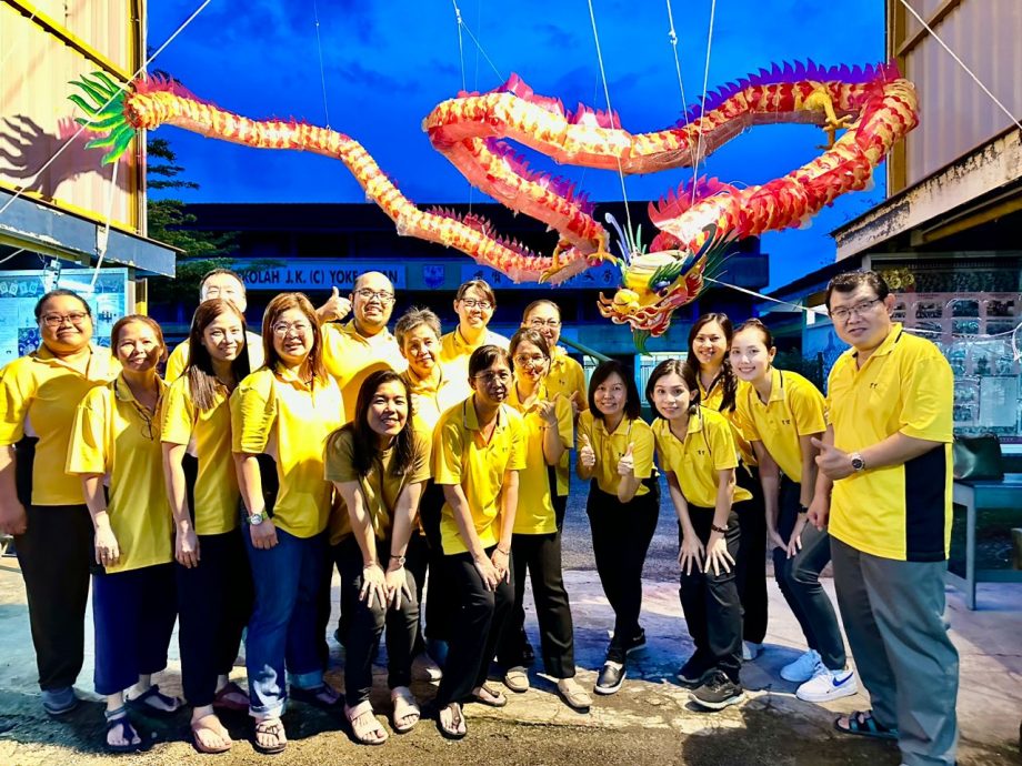 东:“闪灯吉祥龙”制作完成,“龙在育贤”正式点睛亮灯。