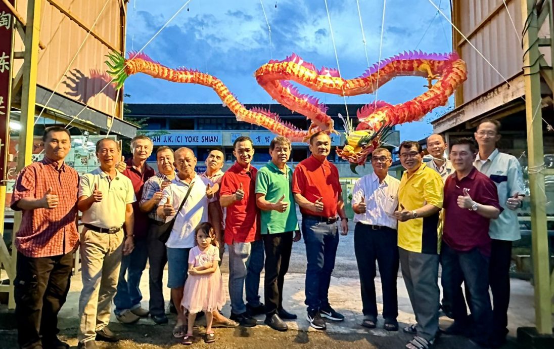 东:“闪灯吉祥龙”制作完成,“龙在育贤”正式点睛亮灯。