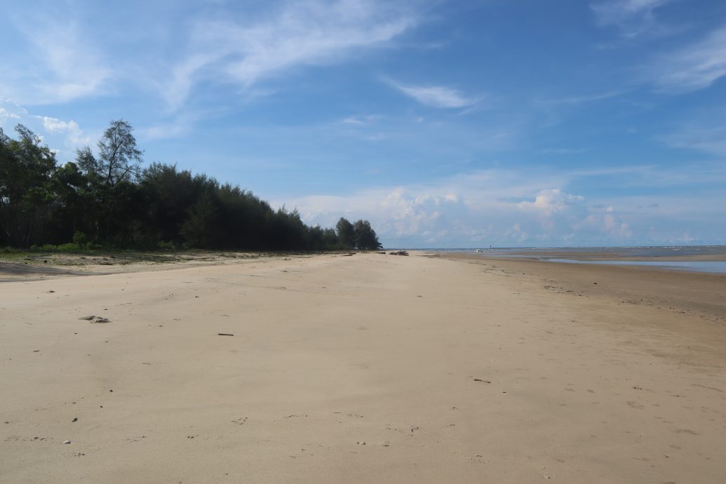 东:东游记:云冰娱乐海滩(Pantai Hiburan)一望无际,碧海蓝天连成一线