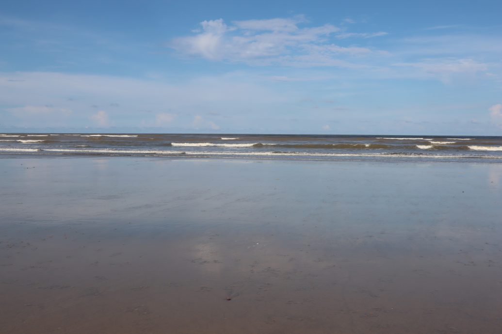 东:东游记:云冰娱乐海滩(Pantai Hiburan)一望无际,碧海蓝天连成一线