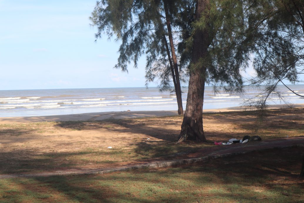 东：东游记：云冰娱乐海滩（Pantai Hiburan）一望无际，碧海蓝天连成一线