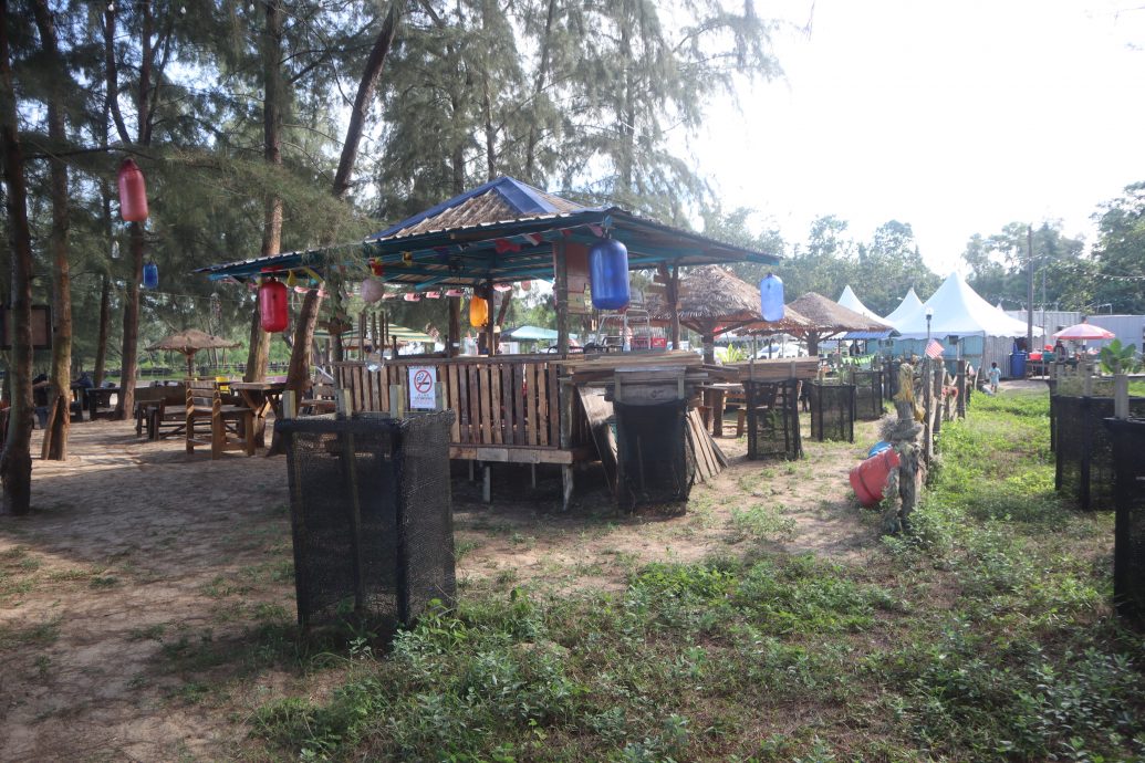 东：东游记：云冰娱乐海滩（Pantai Hiburan）一望无际，碧海蓝天连成一线