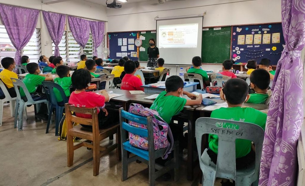 东：丹受水灾影响学生开学穿便服上课。