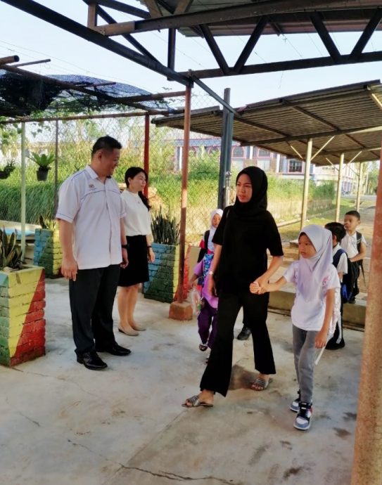 东：丹受水灾影响学生开学穿便服上课。