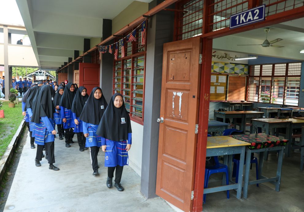 东：丹受水灾影响学生开学穿便服上课。