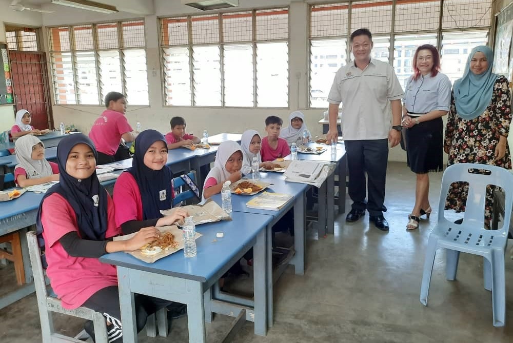 东：丹受水灾影响学生开学穿便服上课。