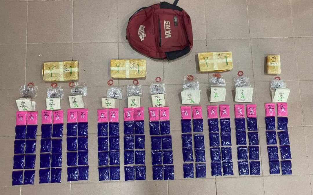 东:丹州警方在兰斗班让扣留了一名泰裔男子,并从他拿著的一个袋子里搜出2万粒马丸。
