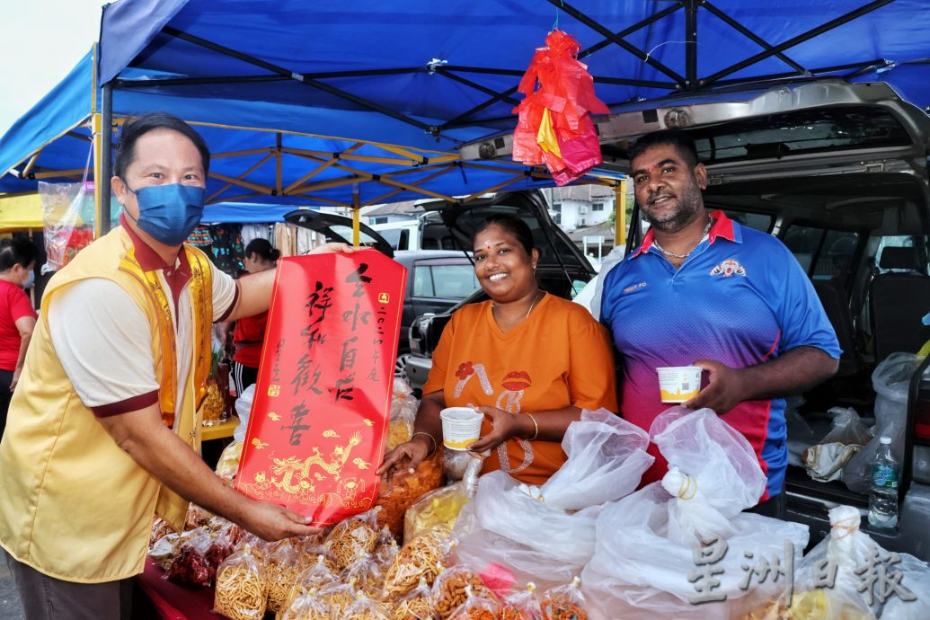 东:佛光山派8000份腊八粥免费派送给民众。