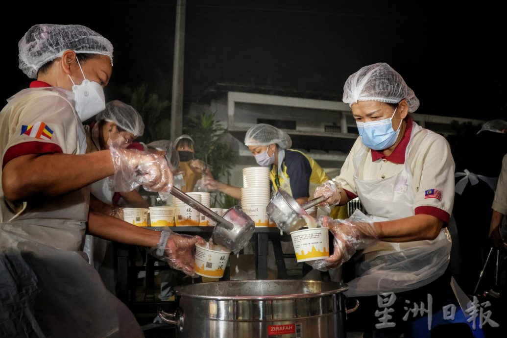 东:佛光山派8000份腊八粥免费派送给民众。