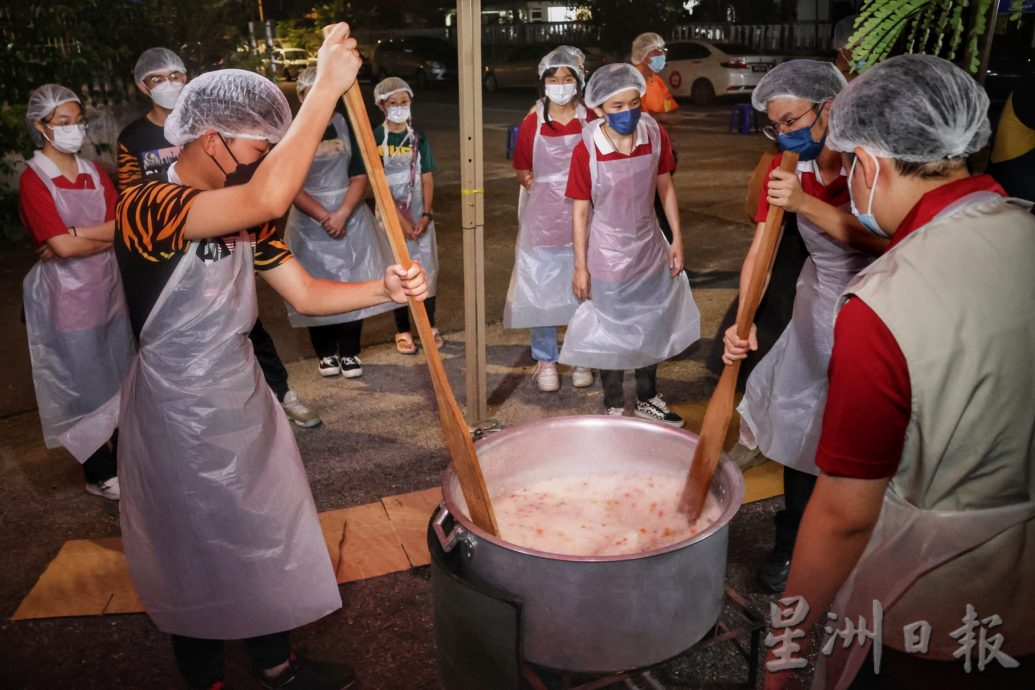 东:佛光山派8000份腊八粥免费派送给民众。