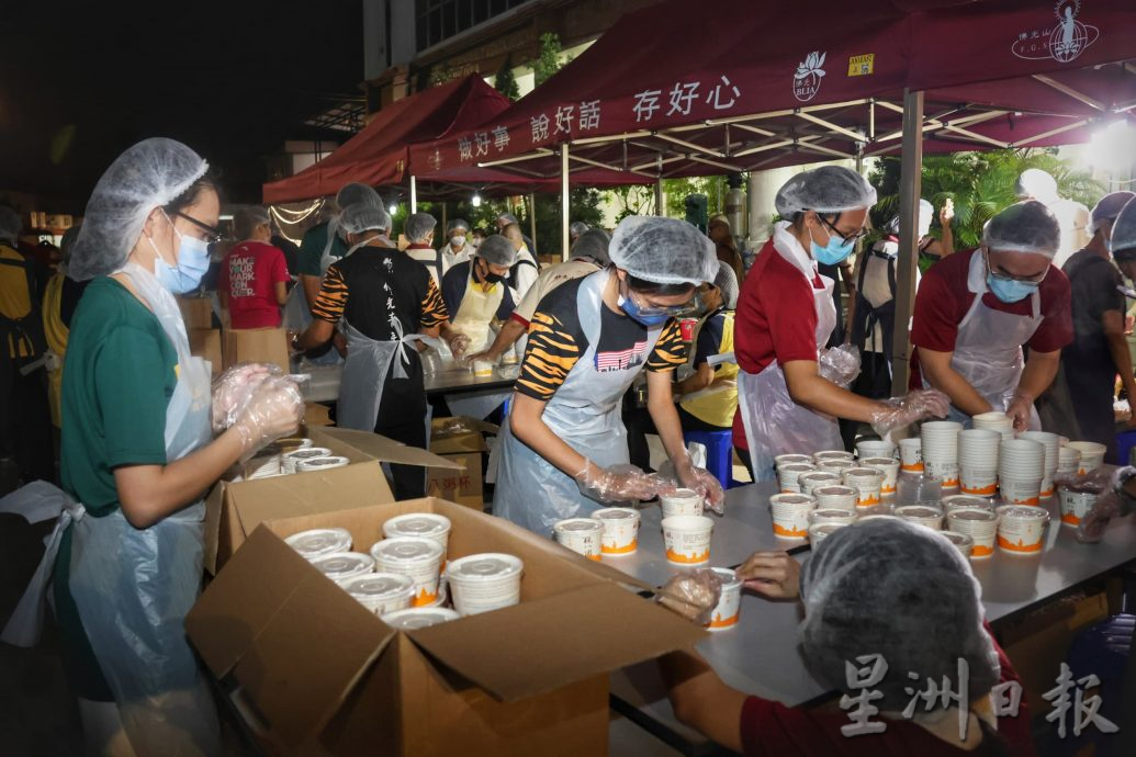 东:佛光山派8000份腊八粥免费派送给民众。