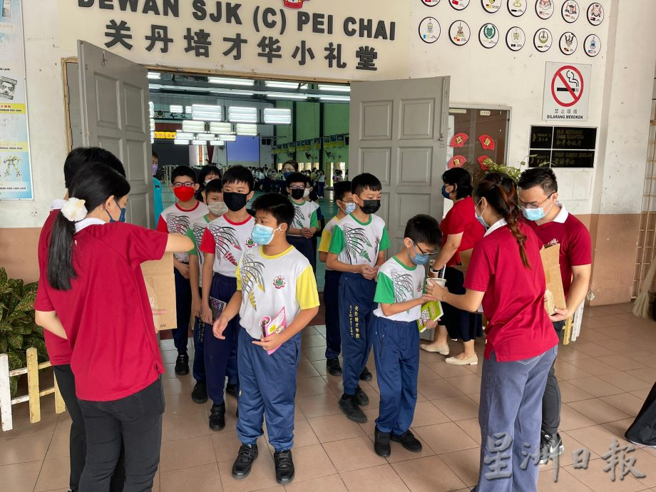 东:佛光山派8000份腊八粥免费派送给民众。