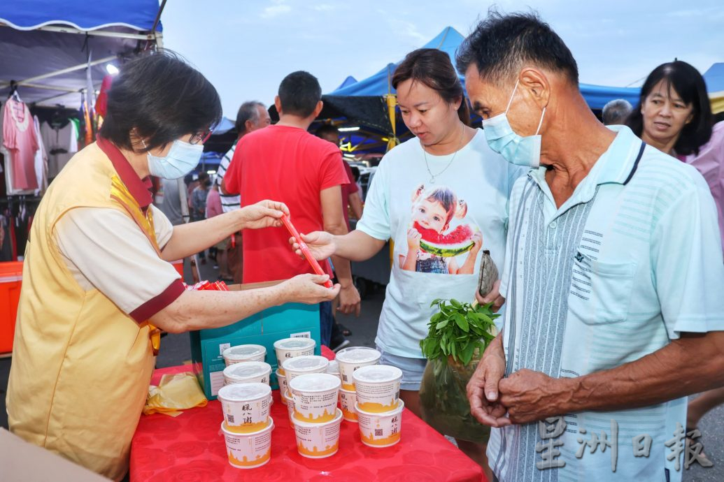 东:佛光山派8000份腊八粥免费派送给民众。
