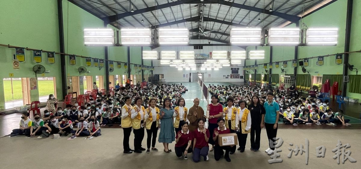 东:佛光山派8000份腊八粥免费派送给民众。