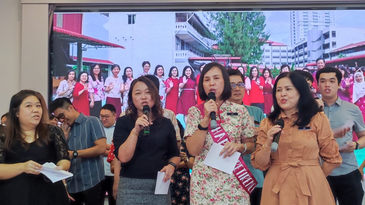 东:哥市中华小学资深教师余丽新在杏坛服务了38年后,昨日正式卸下教鞭。校方特别为她举办了一个荣休仪式,以献上最诚挚的敬意和祝福。