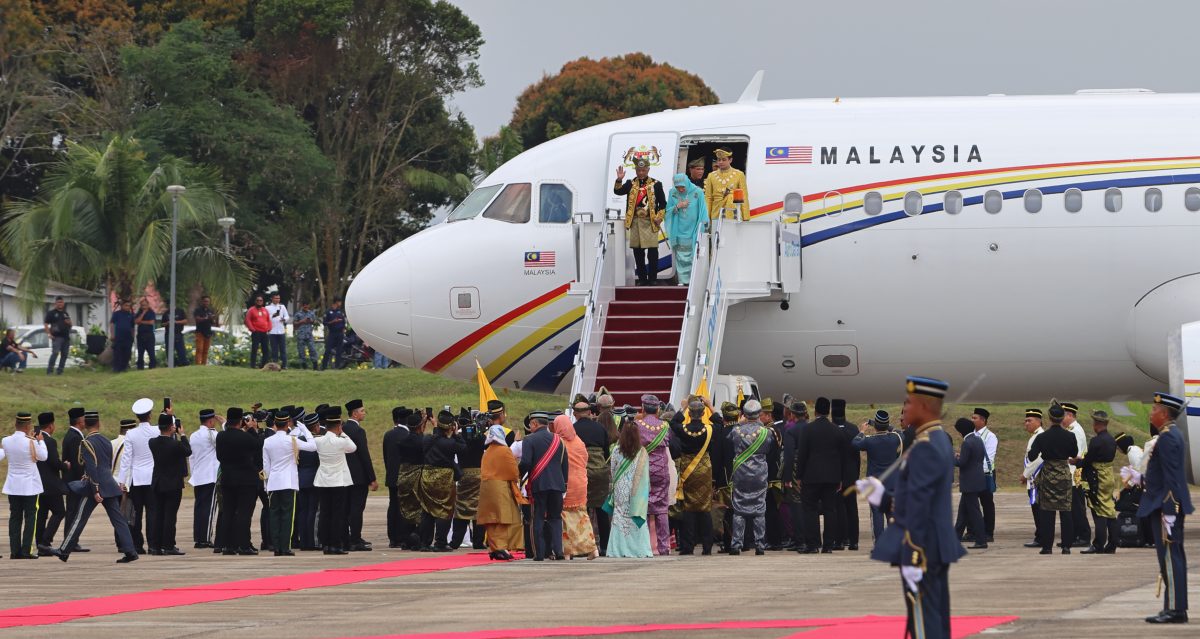 东：国家元首伉俪返回彭亨受到子民热烈欢迎