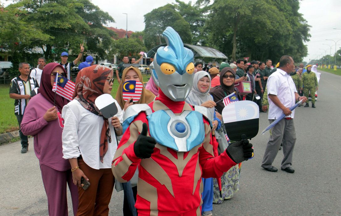 东：国家元首伉俪返回彭亨受到子民热烈欢迎