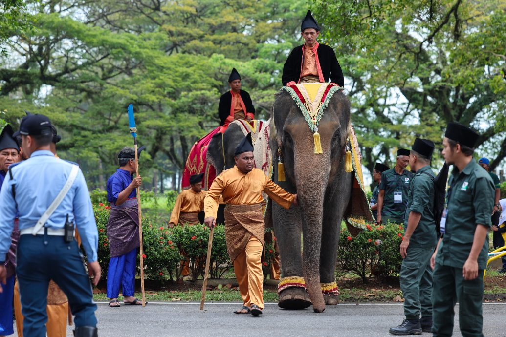 东：国家元首伉俪返回彭亨受到子民热烈欢迎