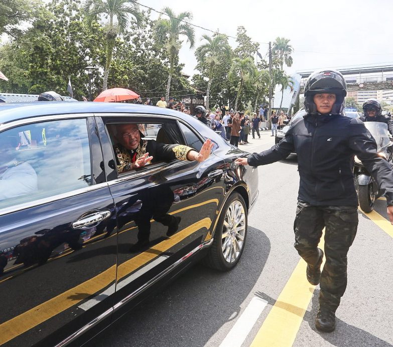 东：国家元首伉俪返回彭亨受到子民热烈欢迎