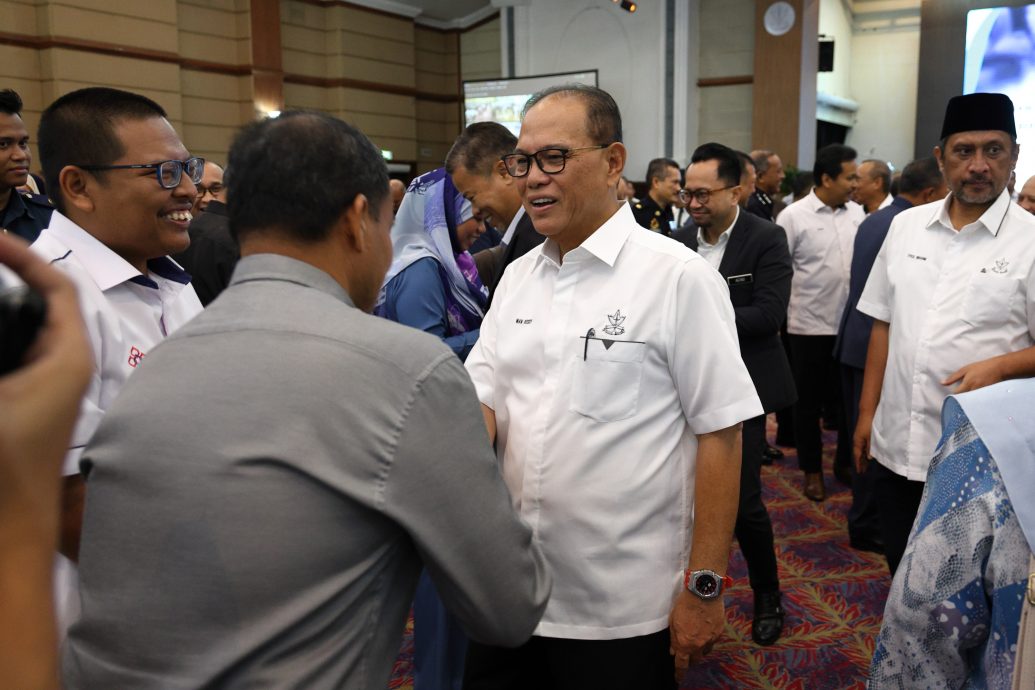 东:彭州政府促联邦政府提供额外拨款,解决州内道路维修与水供问题。