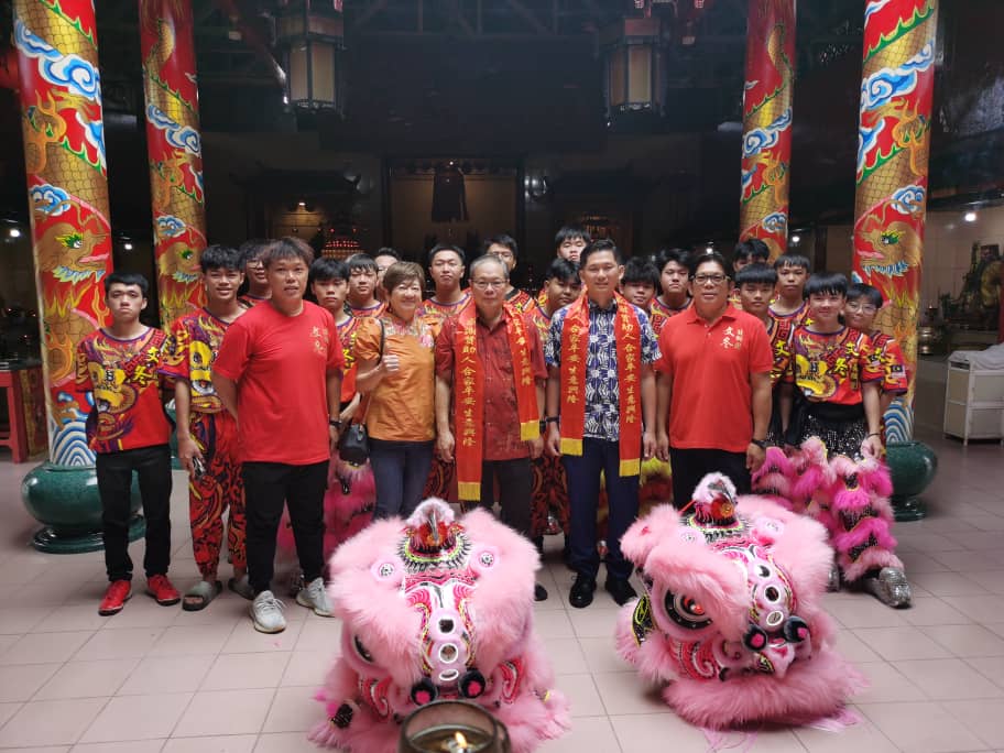 文冬醒狮团获赞助2头舞狮